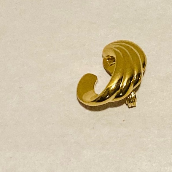 MONET CLIP ON STUD GOLD TONE EARRINGS EXCELLENT CONDITION - Picture 2 of 4